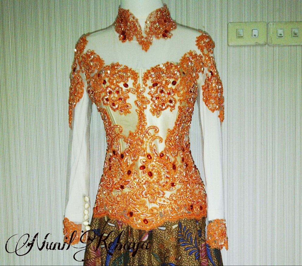 Kebaya orange cantik dan mewah