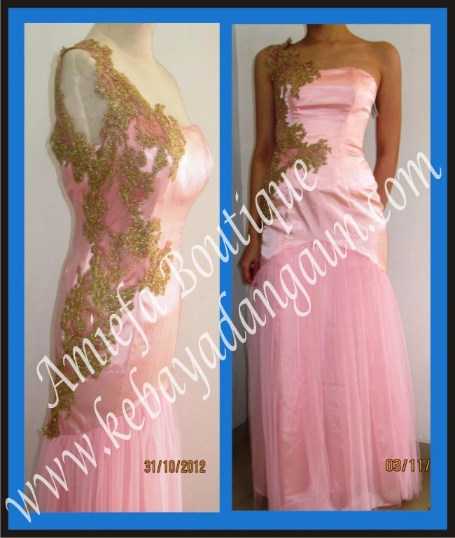 Gaun Asimetris Pink dengan Aplikasi Brukat dan Tulle