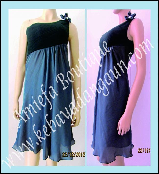 Gaun Asimetris Hitam dengan Kombinasi Opsenel Tulle