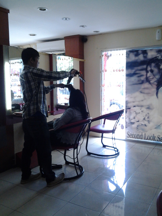 Staff kami melayani pelanggan