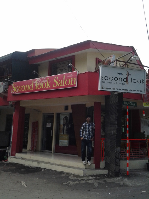 Tampak luar gedung Second Look Salon