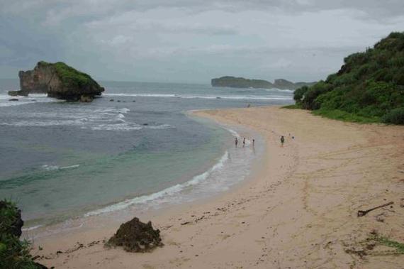 Menyusuri Pantai bersama Fata Tour
