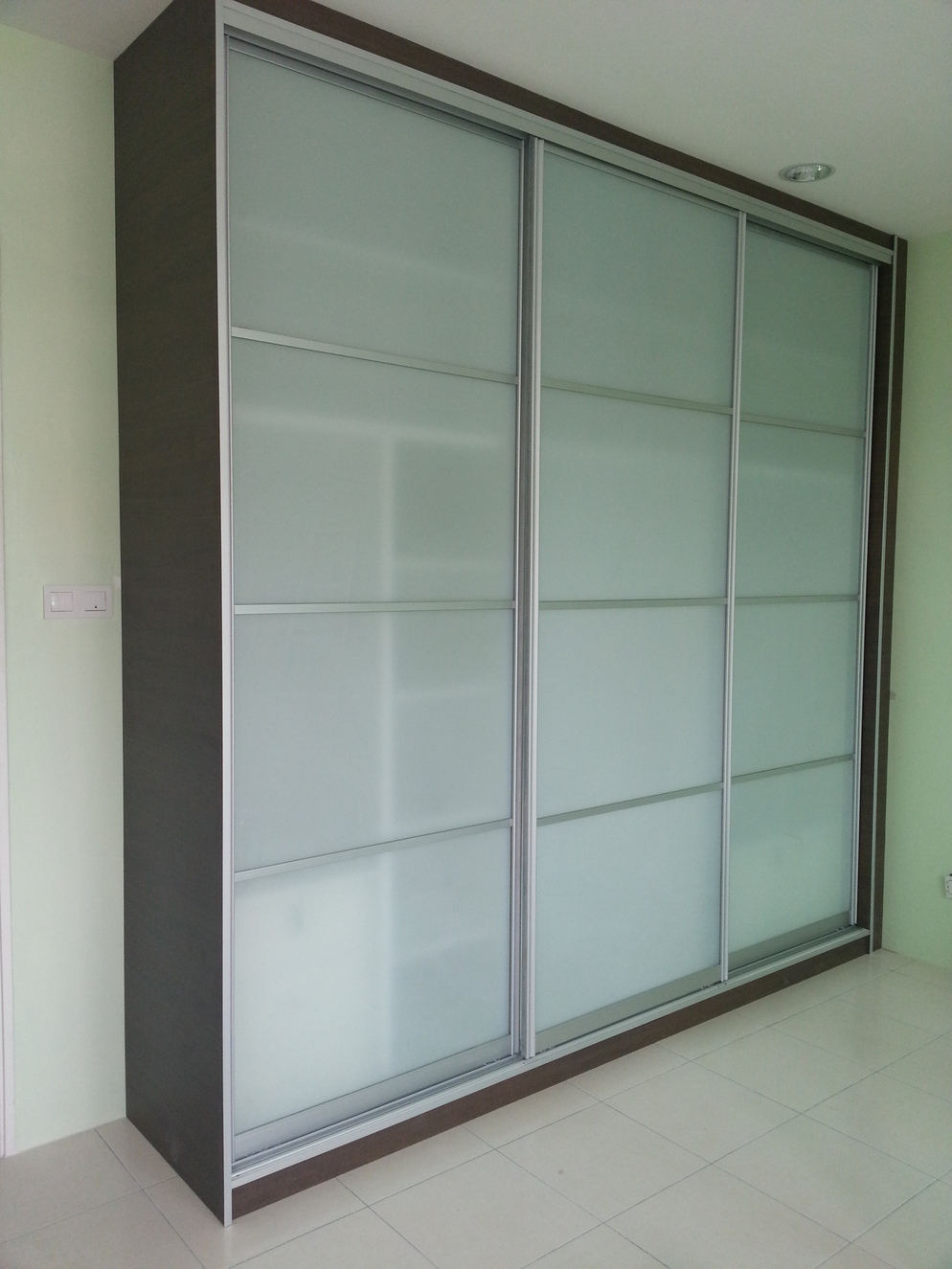 ANTI JUMP G2 ALUMINIUM FRAME FROSTED GLASS SLIDING DOOR WARDROBE