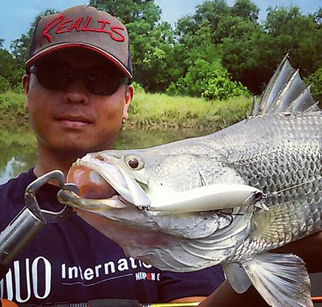 Our Bruneian counterpart with a nice Barra on the DUO Realis Jerkbait 100SP