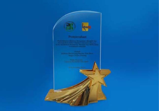 AWC1421 Trapezium Crystal Award with Golden Star