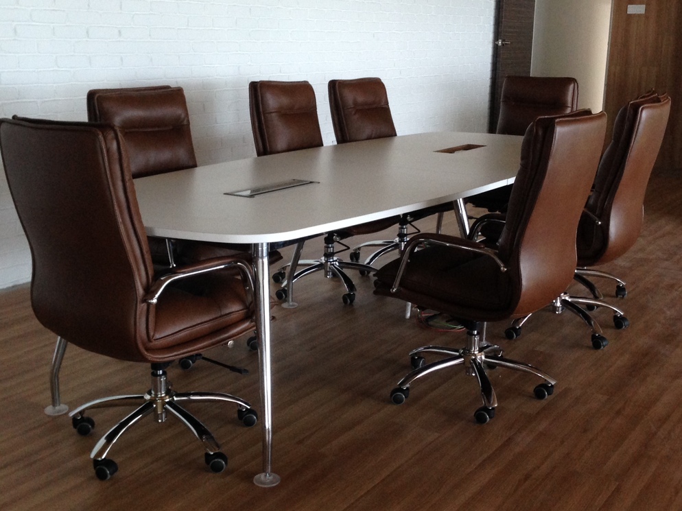 Oval Shape Conference Table With A Leg 