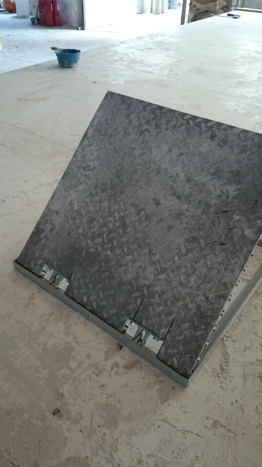 FRP manhole cover w FRP checker plate