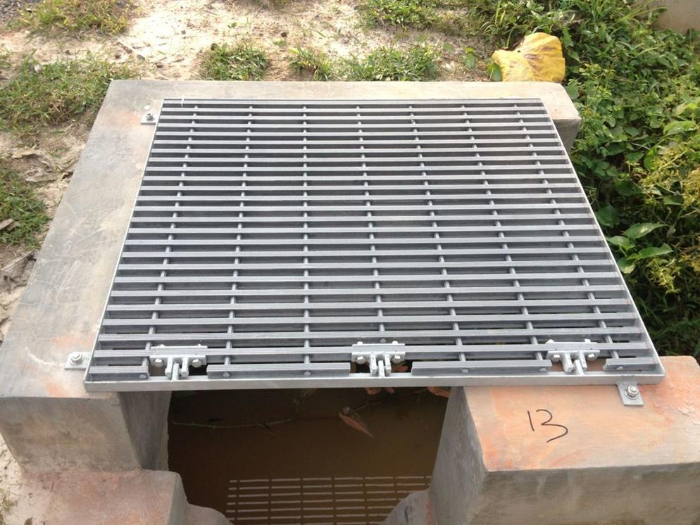 FRP manhole cover with hinges