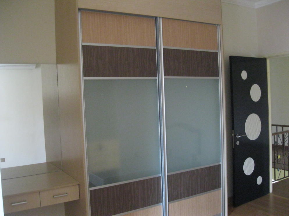 Anti-Jump Sliding Door