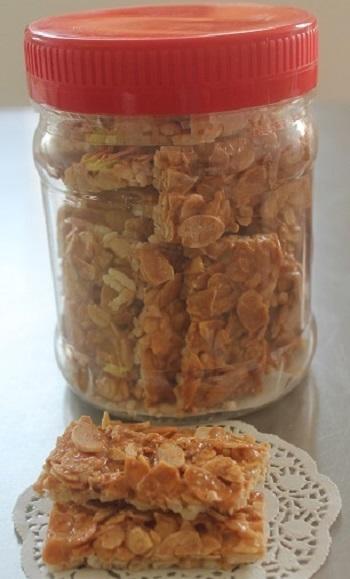 Rice Cracker with Almonds