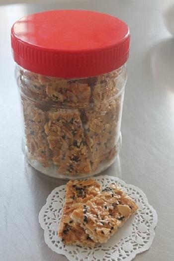 Rice Cracker with Peanuts