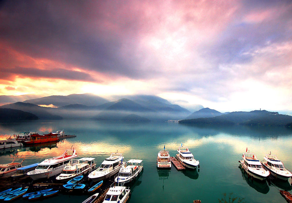 SUN MOON LAKE