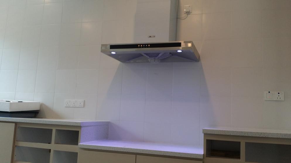 Completed installation of FOTILE range hood (model CTS9004)