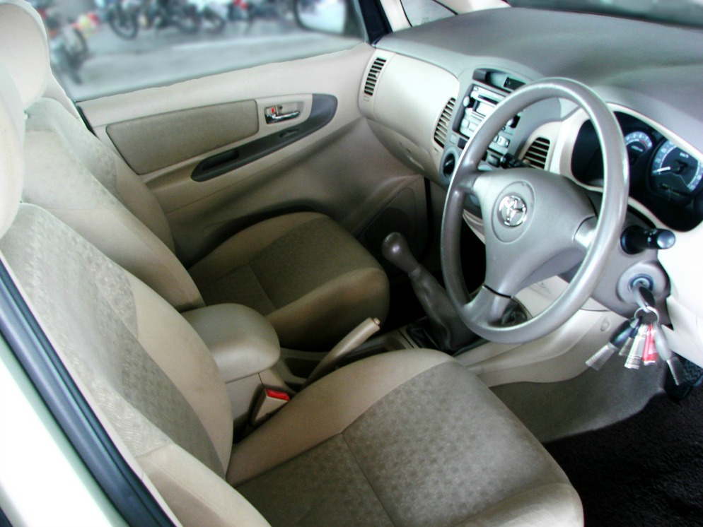 Toyota Innova 2.0 E (M) 2005