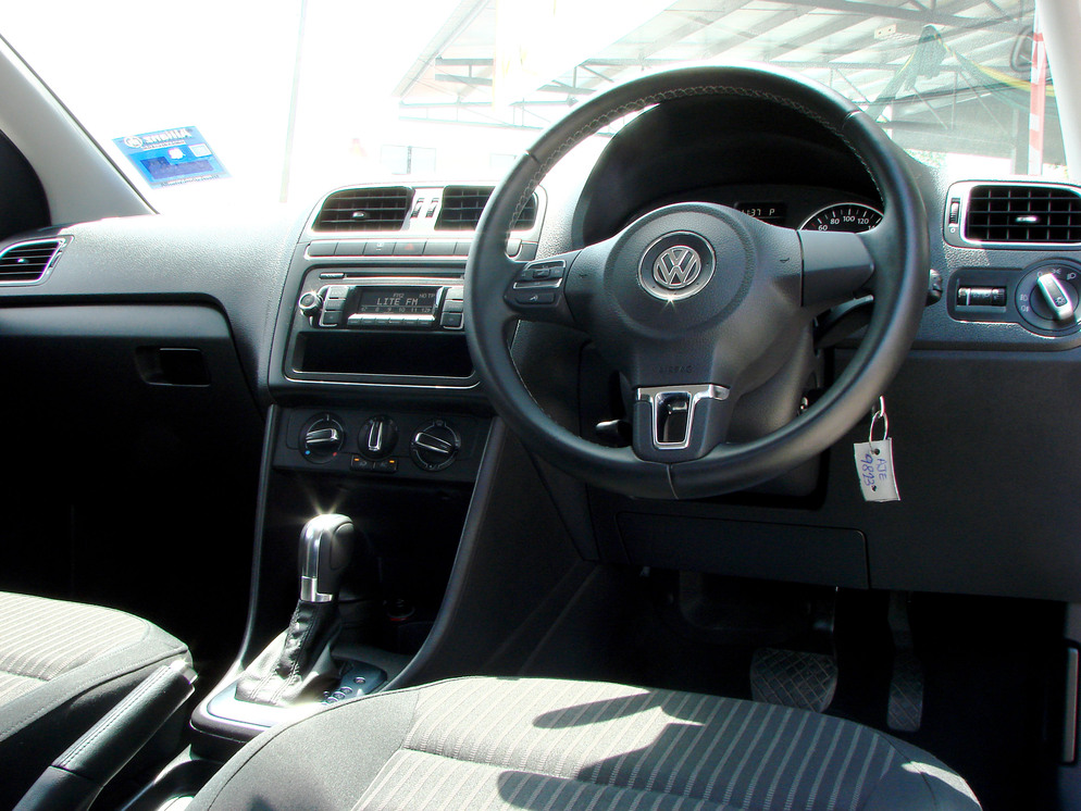 Volkswagen Polo Sedan 1.6 (Auto) 2012