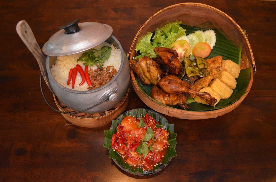 Nasik Liwet Kastrol Ayam Kampung Goreng (4 pax)