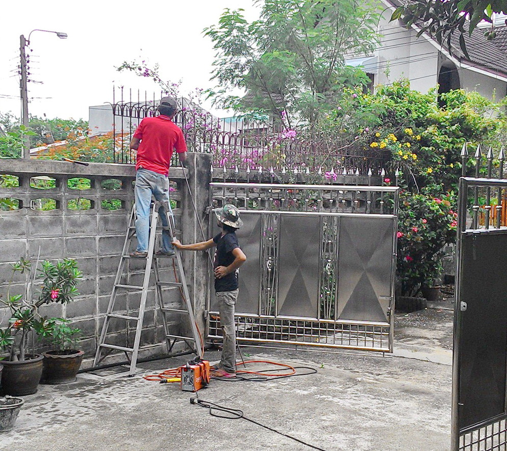 เจ้าหน้าที่กำลังติดตั้งศรรั้วกันขโมย
