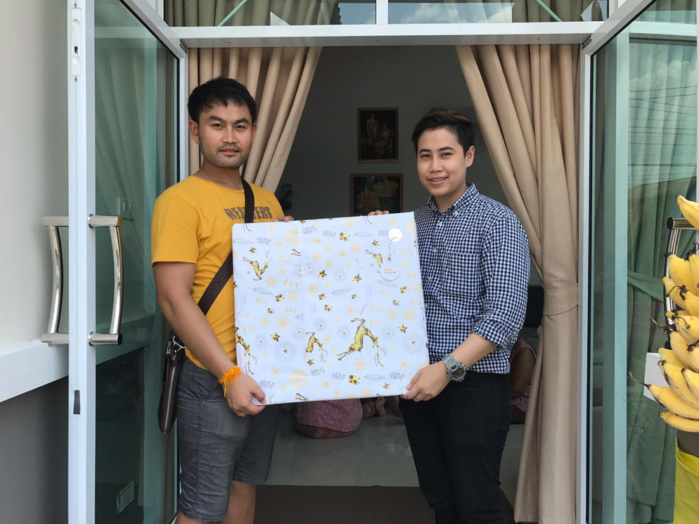 ส่งมอบของที่ระลึกและใบรับประกันบ้านให้คุณสมพร นับงาม
