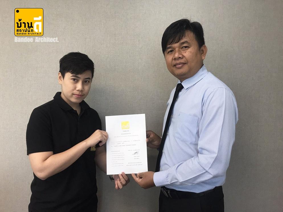 ตัวแทนบริษัทส่งมอบใบรับประกันงาน ณ วันส่งมอบบ้านแก่ท่านเจ้าของบ้านค่ะ
