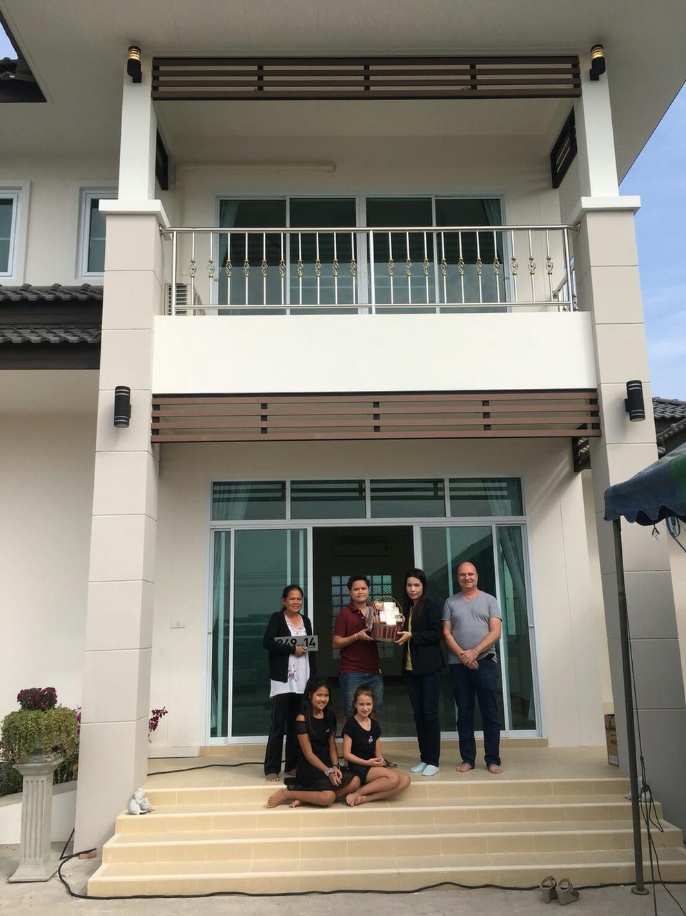 ตัวแทนบริษัทมอบของที่ระลึก ณ วันส่งมอบงานก่อสร้างค่ะ