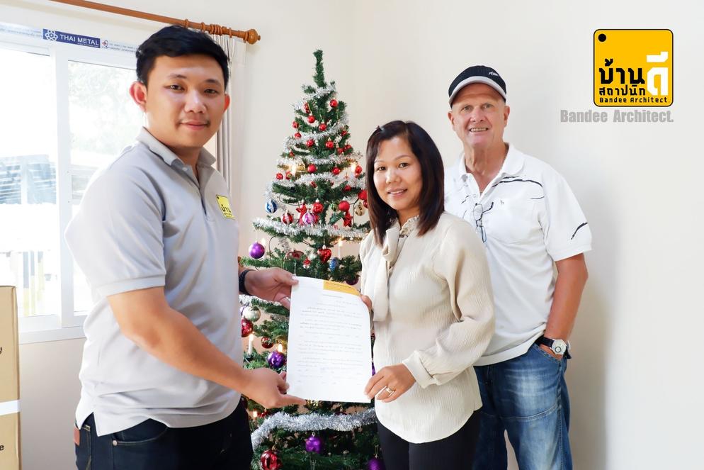 ตัวแทนบริษัททำการมอบใบรับประกันงาน ณ วันส่งมอบบ้านค่ะ