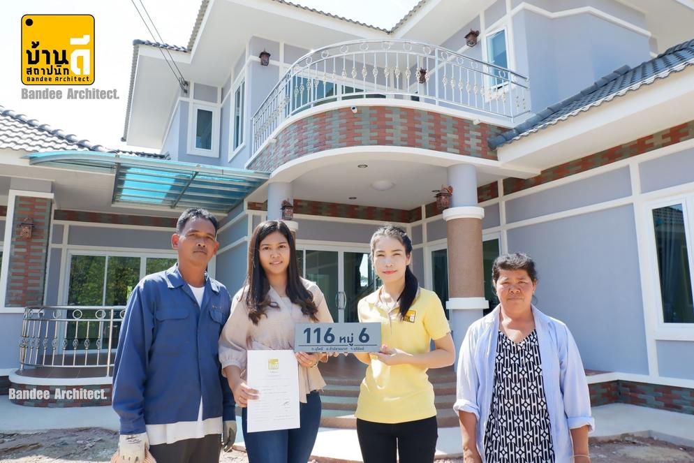 ตัวแทนบริษัททำการส่งมอบป้ายบ้านเลขที่และใบรับประกันงานแก่ท่านเจ้าของบ้าน ณ วันมอบงานค่ะ