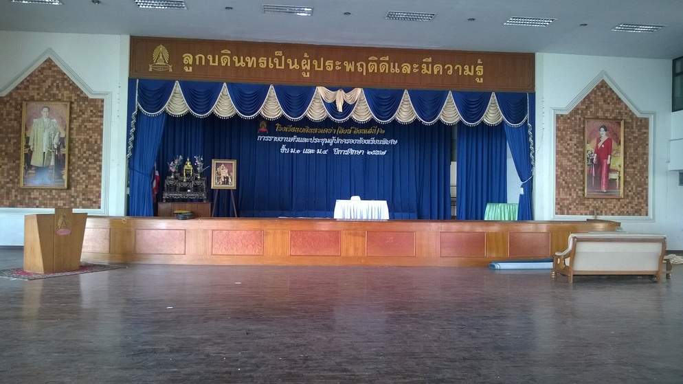 ม่านเวที