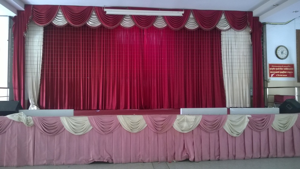 ม่านเวที