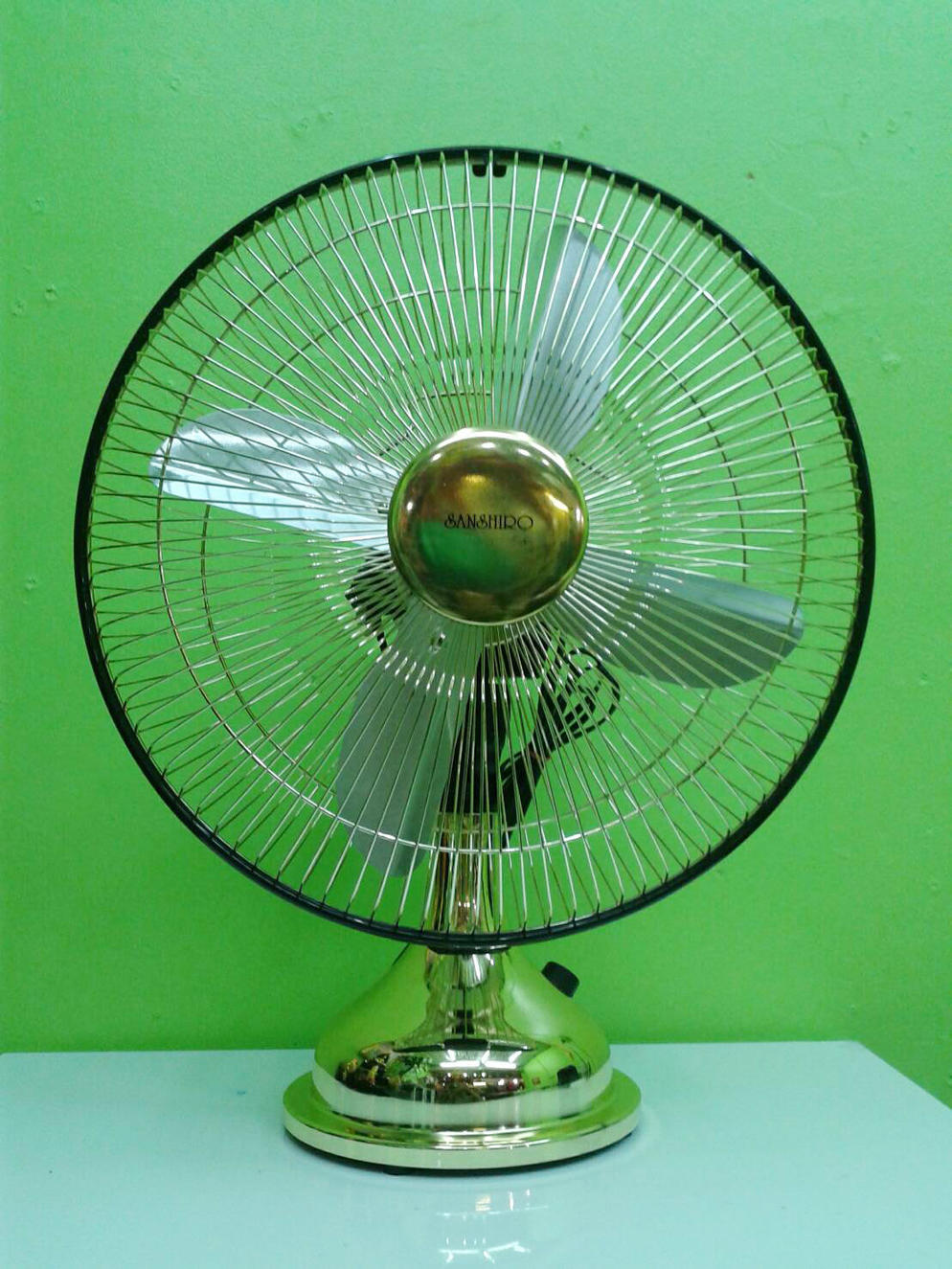 JR19 พัดลมตั้งโต๊ะ 14" สีทอง