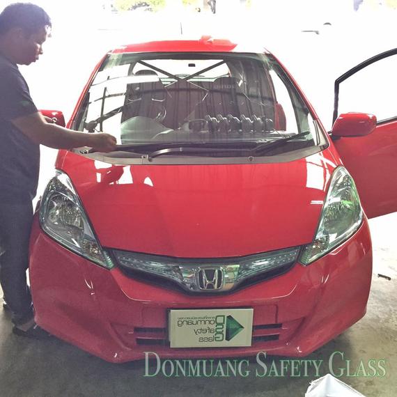 ผลงานการติดตั้งกระจกบังลมหน้า Honda Jazz GE